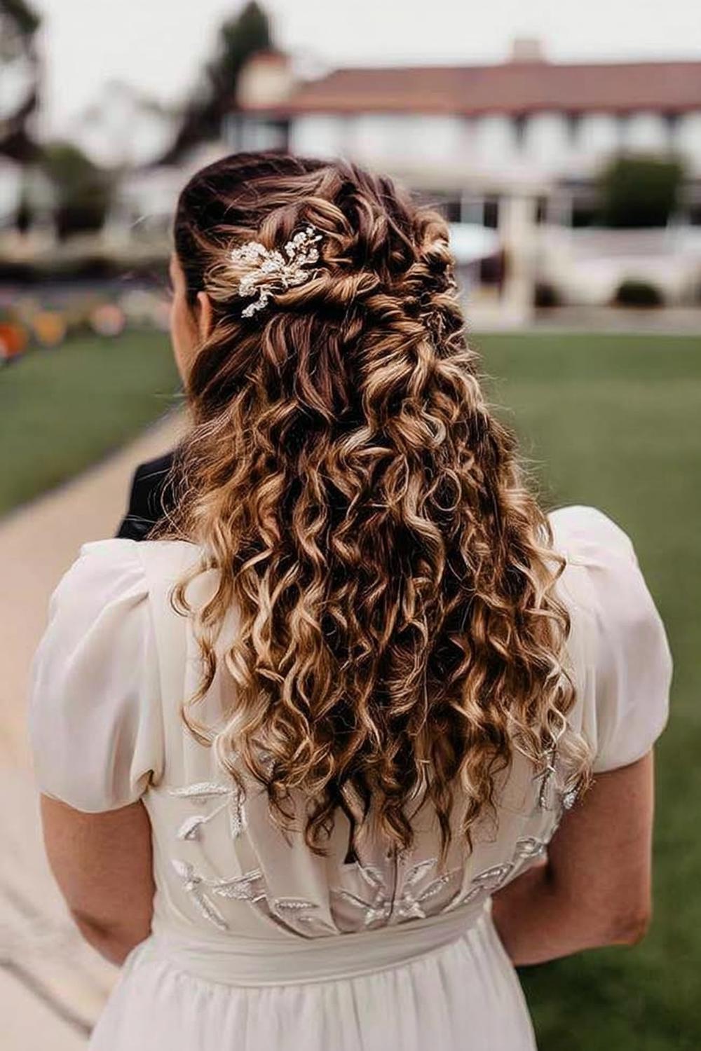 21 Coiffures Cheveux Bouclés Modernes et Inspirantes