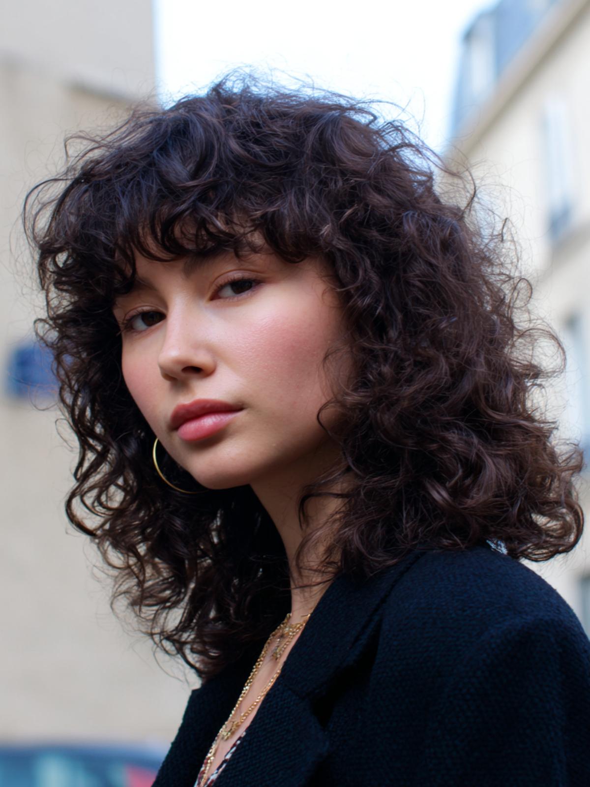1. Carré bouclé aérien avec Cheveux bouclés frange rideau et raie floue